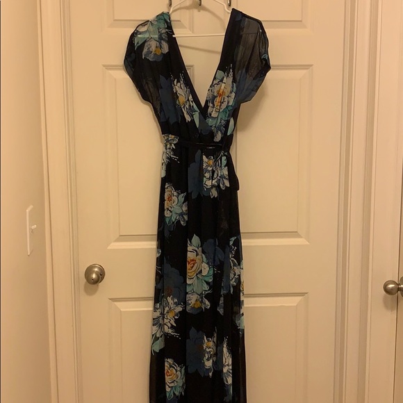 Lulu's Dresses & Skirts - Lulus Navy floral maxi dress Lulu's Dresses & Skirts - Lulus Navy floral maxi dress
